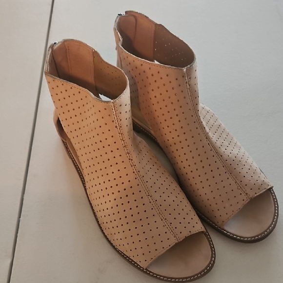 Tan Ankle Shoes - Picture 1 of 7